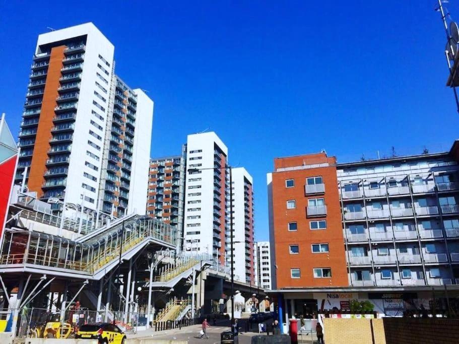 Entire Apartment Next To Canary Wharf In London Exterior foto