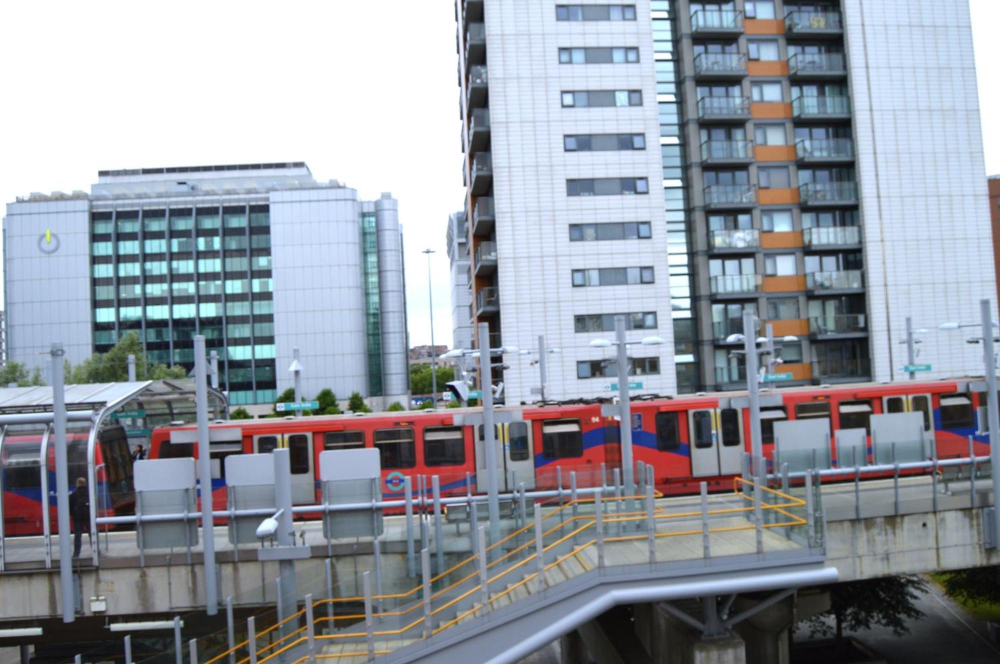 Entire Apartment Next To Canary Wharf In London Exterior foto