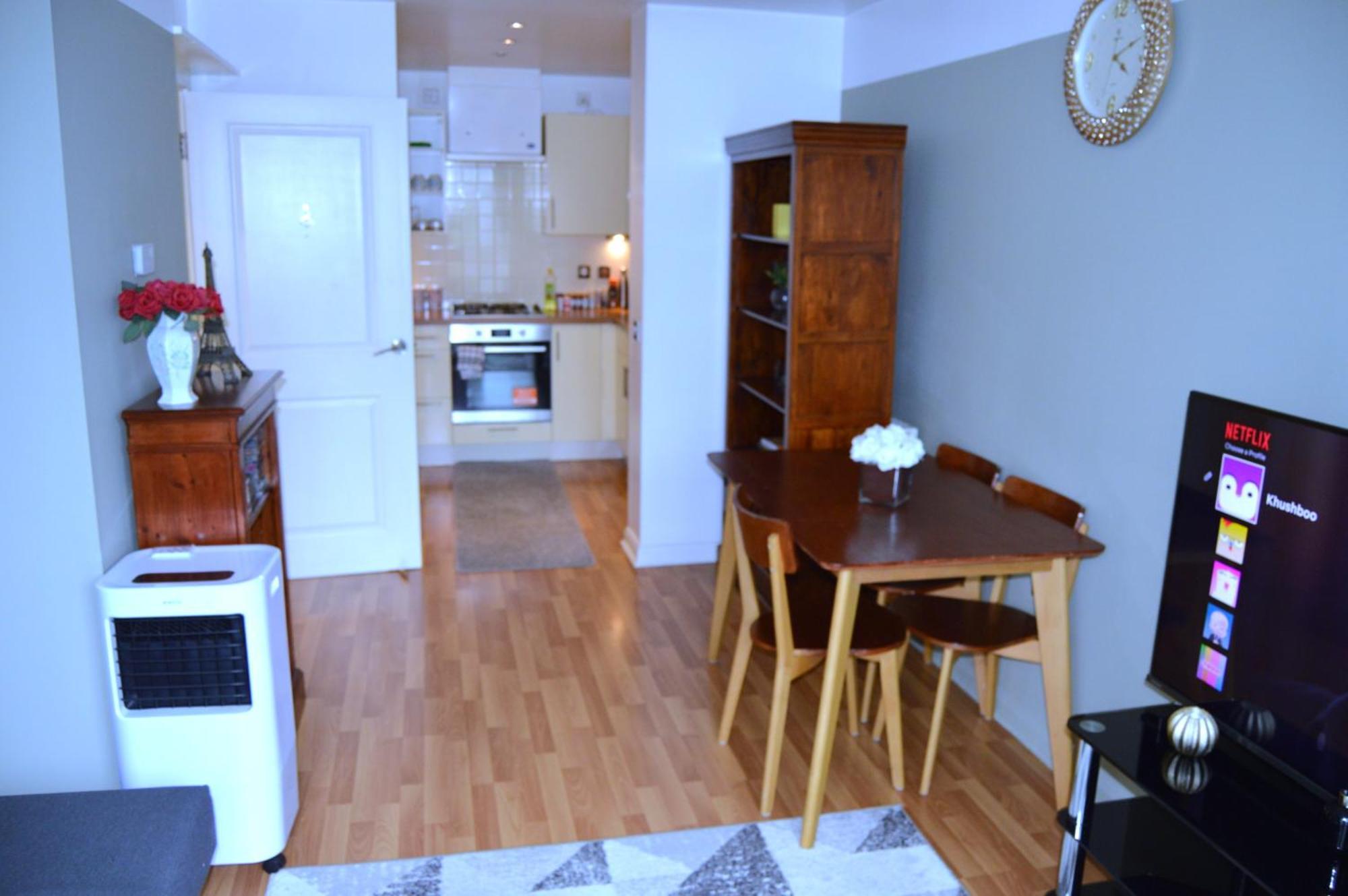 Entire Apartment Next To Canary Wharf In London Exterior foto