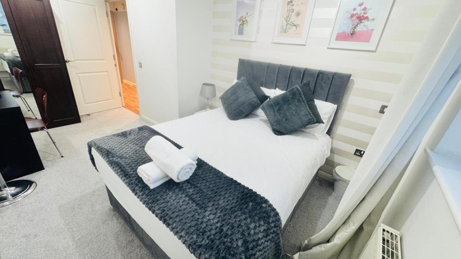 Entire Apartment Next To Canary Wharf In London Exterior foto