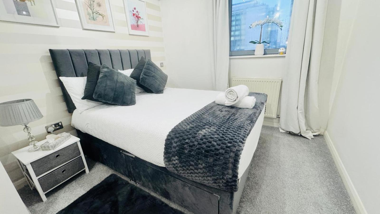 Entire Apartment Next To Canary Wharf In London Exterior foto